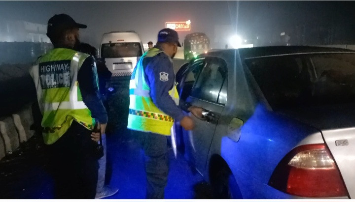 রাতভর মহাসড়কে ডাকাতি ও ছিনতাই প্রতিরোধে  হাটিকুমরুল হাইওয়ে পুলিশের অভিযান