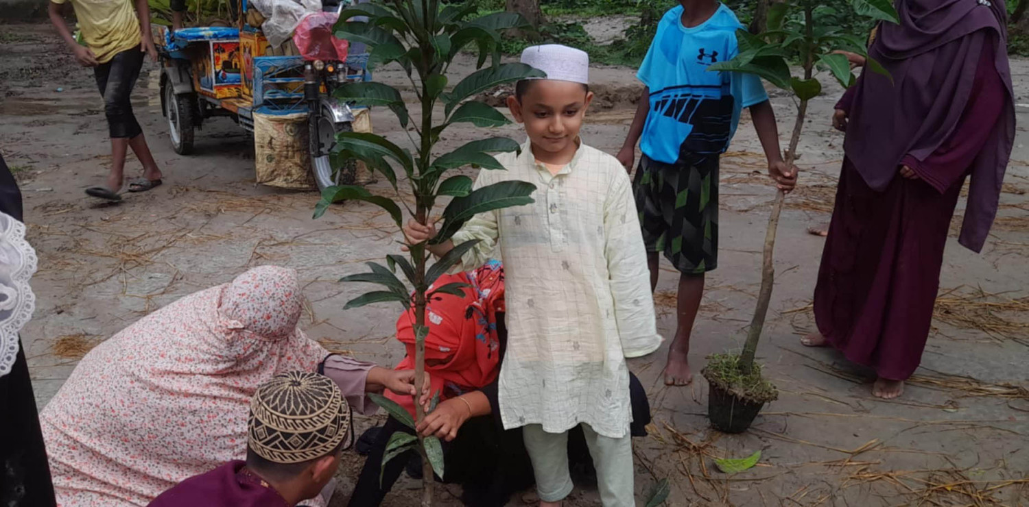 কাজিপুরের অর্ধ শতাব্দী পরে উদ্ধার হওয়া সোনামুখী মাদ্রাসা মাঠে বৃক্ষরোপণ