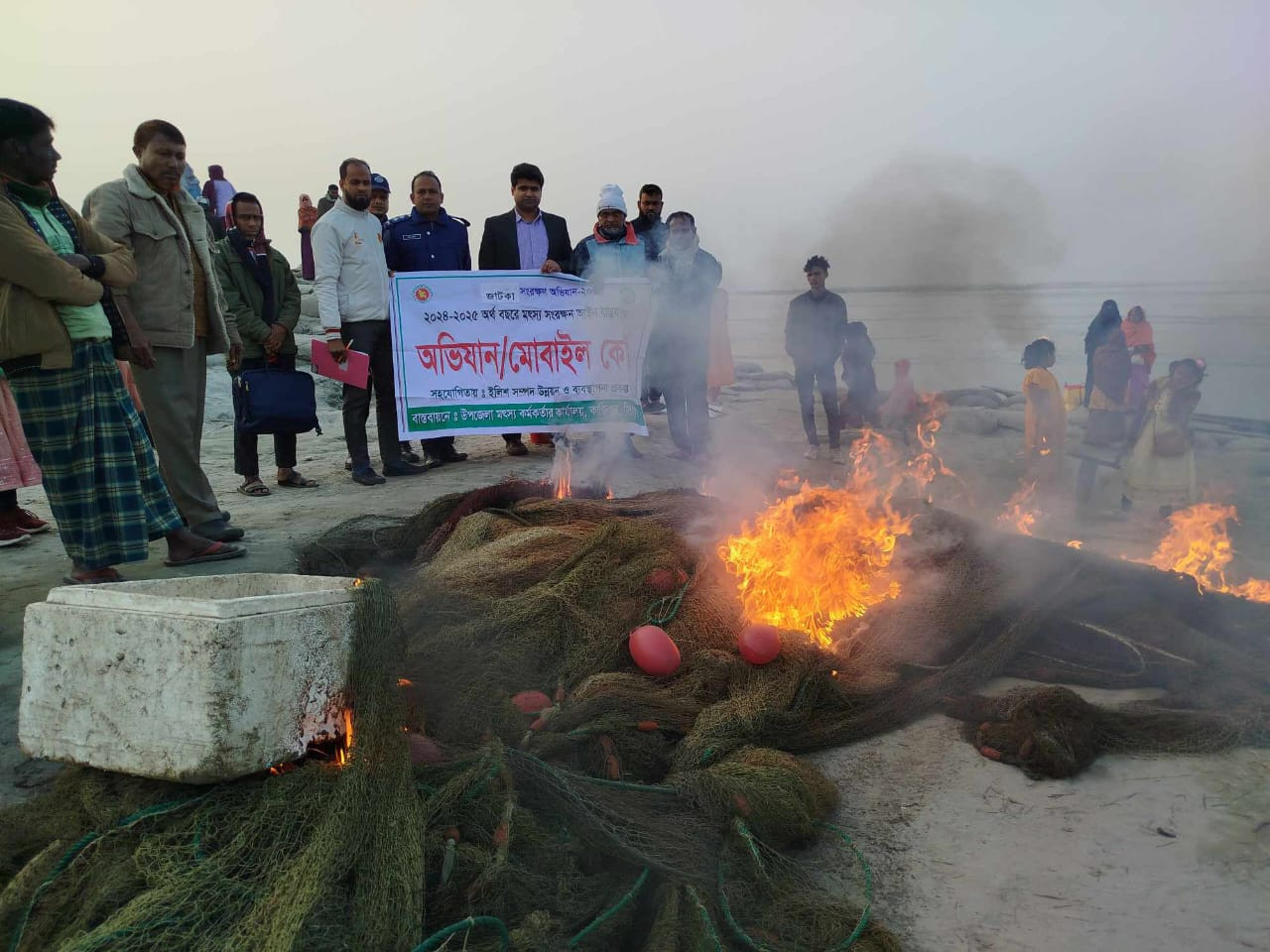 কাজিপুরে জাটকা নিধনকারীদের অর্থদণ্ড – জব্দ জাল পুড়িয়ে ফেলে প্রশাসন