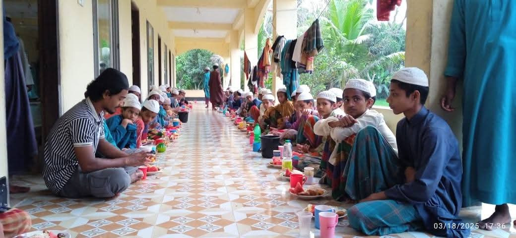 এতিমখানার ১৪০ জন শিশুর জন্য ইফতারের আয়োজন করল দক্ষিন নিরঞ্জনপুর যুব সমাজ