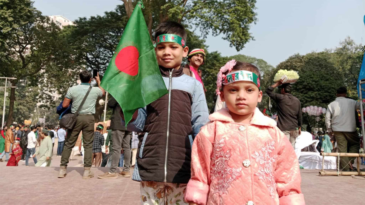 হাতে-মুখে শোভা পাচ্ছে জাতীয় পতাকা, বিজয়ের সাজে রাজধানী