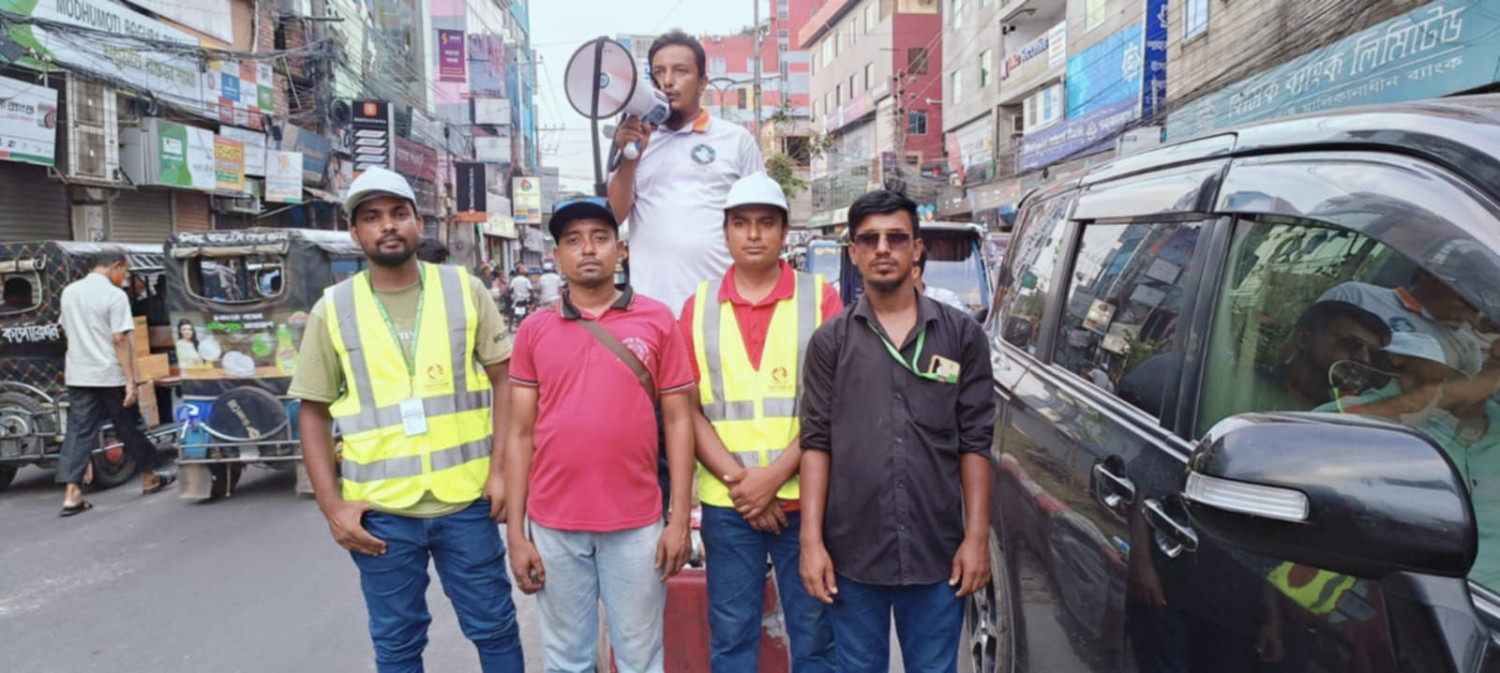 দিনভর ট্রাফিক পুলিশের দায়িত্ব পালন করে নিসচা শিবগঞ্জ উপজেলা শাখার