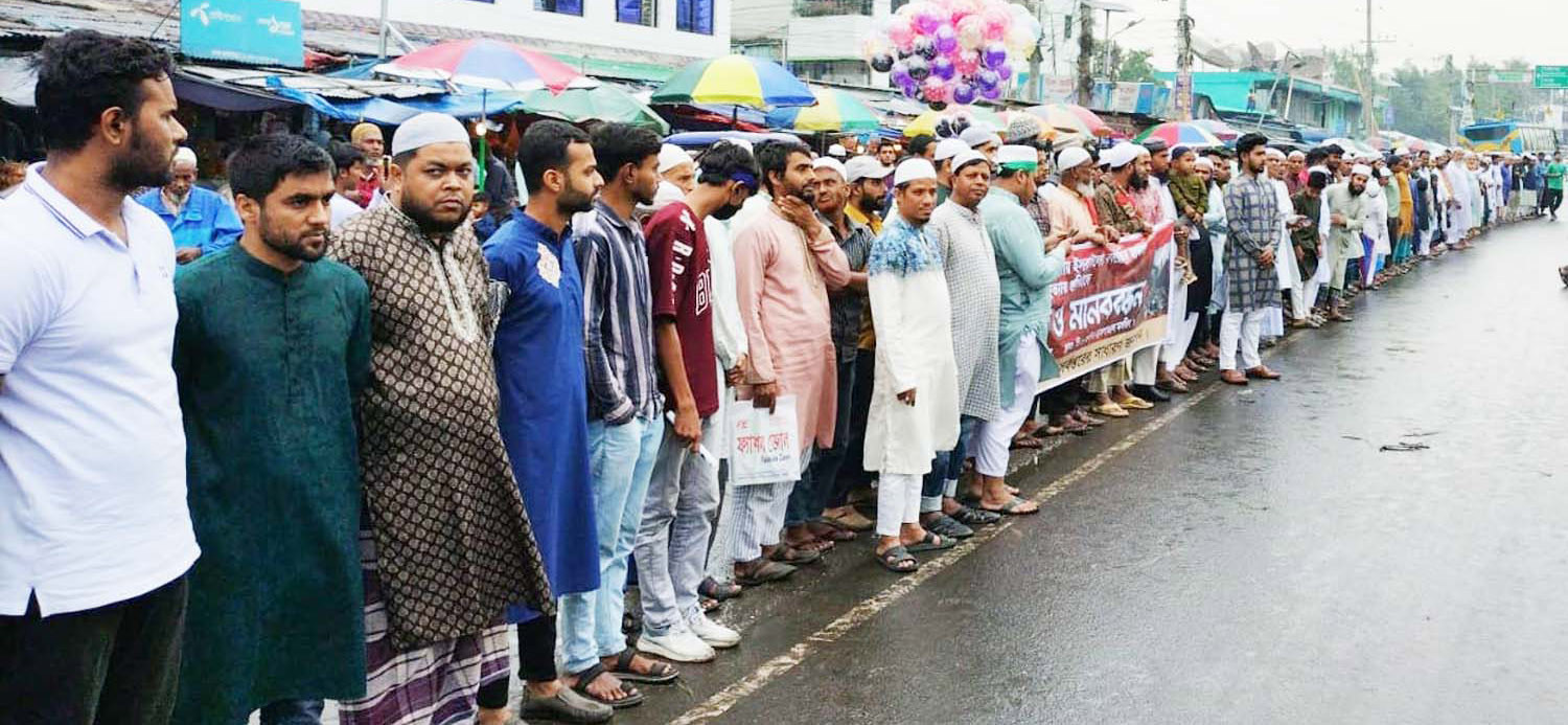 গাজায় ইসরাইলী হামলার প্রতিবাদে দুপচাঁচিয়ায় মানববন্ধন অনুষ্ঠিত