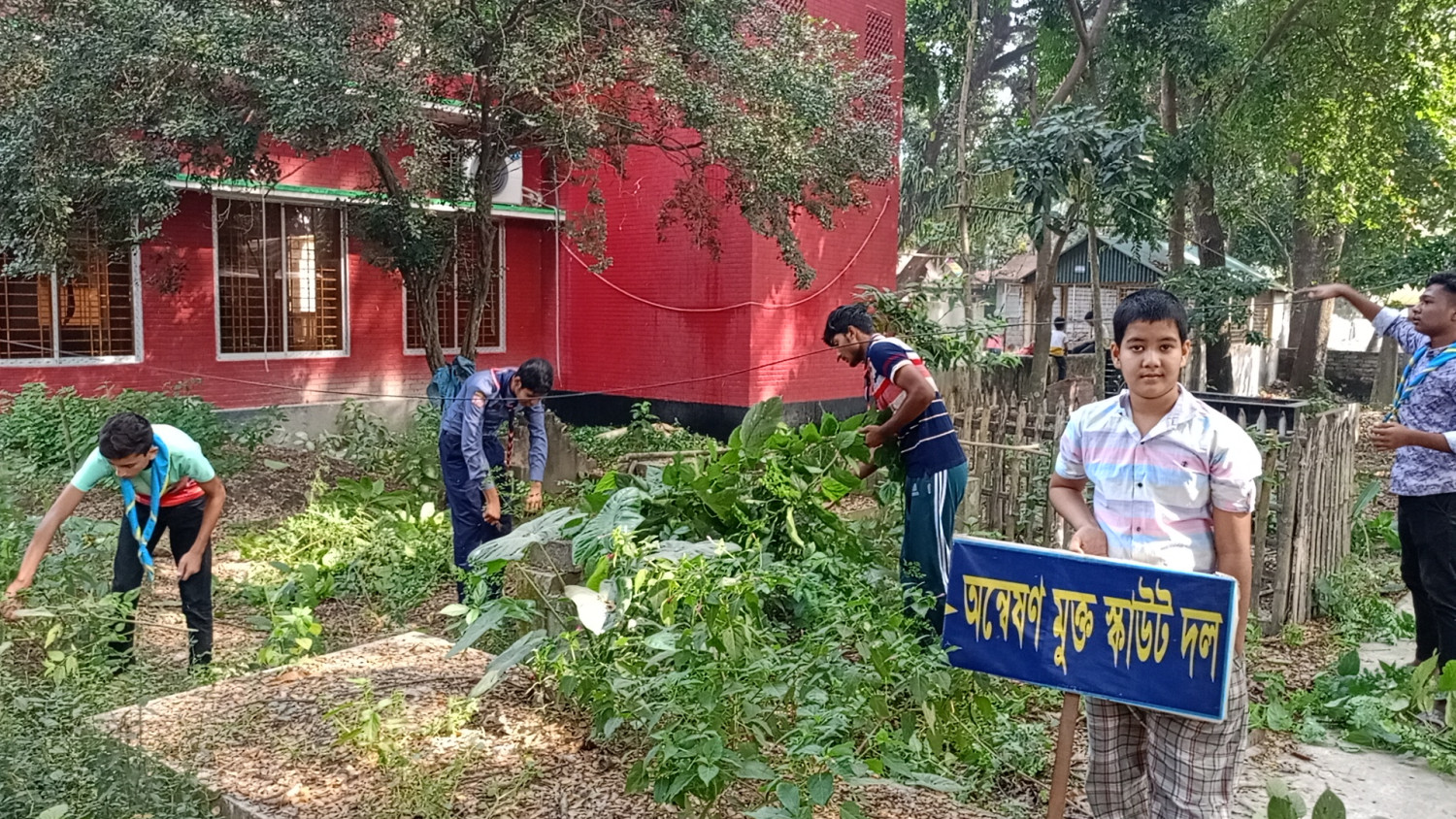সিরাজগঞ্জে স্কাউটদের স্পর্শে পরিস্কার পরিচ্ছন্ন হলো লাল মসজিদের কবরস্থান