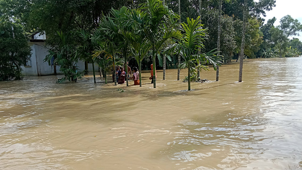 বন্ধ হয়নি উজানের পানি, কুমিল্লায় বন্যার পানি কমছে ধীরগতিতে