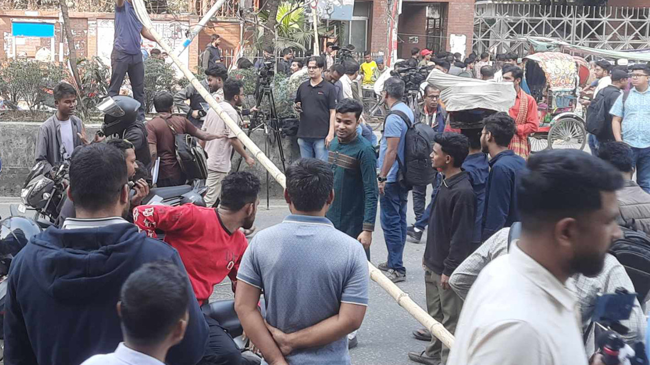 অবরোধে বন্ধ যান চলাচল, হেঁটেই গন্তব্যে যাচ্ছেন মানুষজন