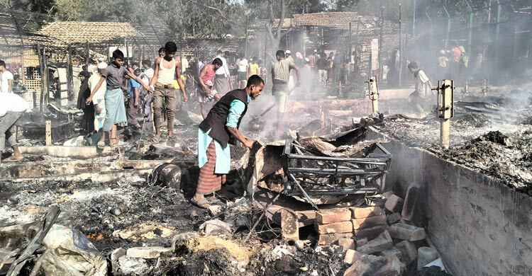 উখিয়া রোহিঙ্গা ক্যাম্পে ভয়াবহ আগুনে পুড়ে ছাই হাজার বসতঘর, নিহত ২