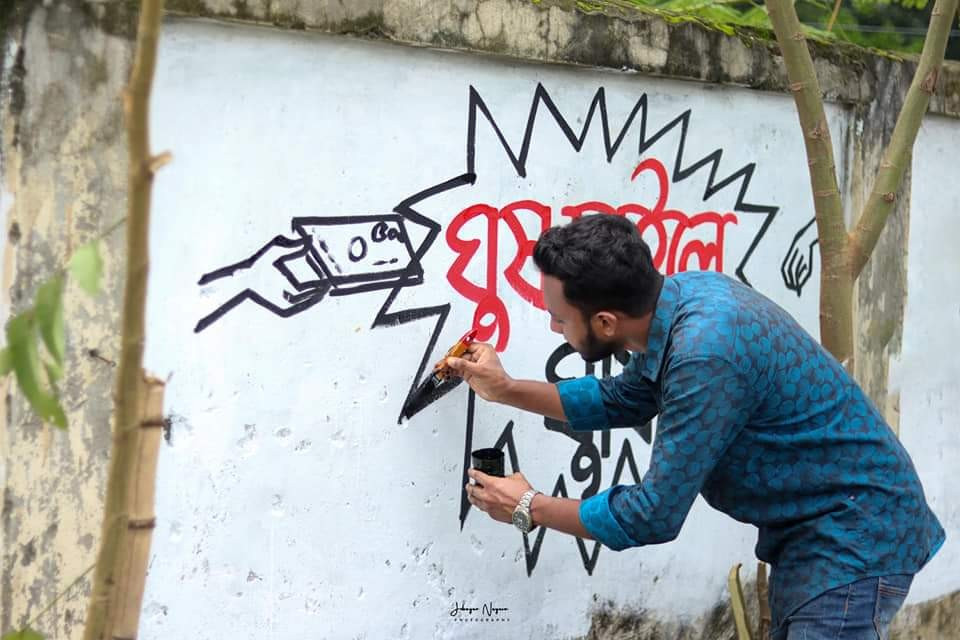 কাজিপুরে ওদের কাঁচা হাতের তুলির ছোঁয়ায় ফুটে উঠছে সুন্দর আগামী