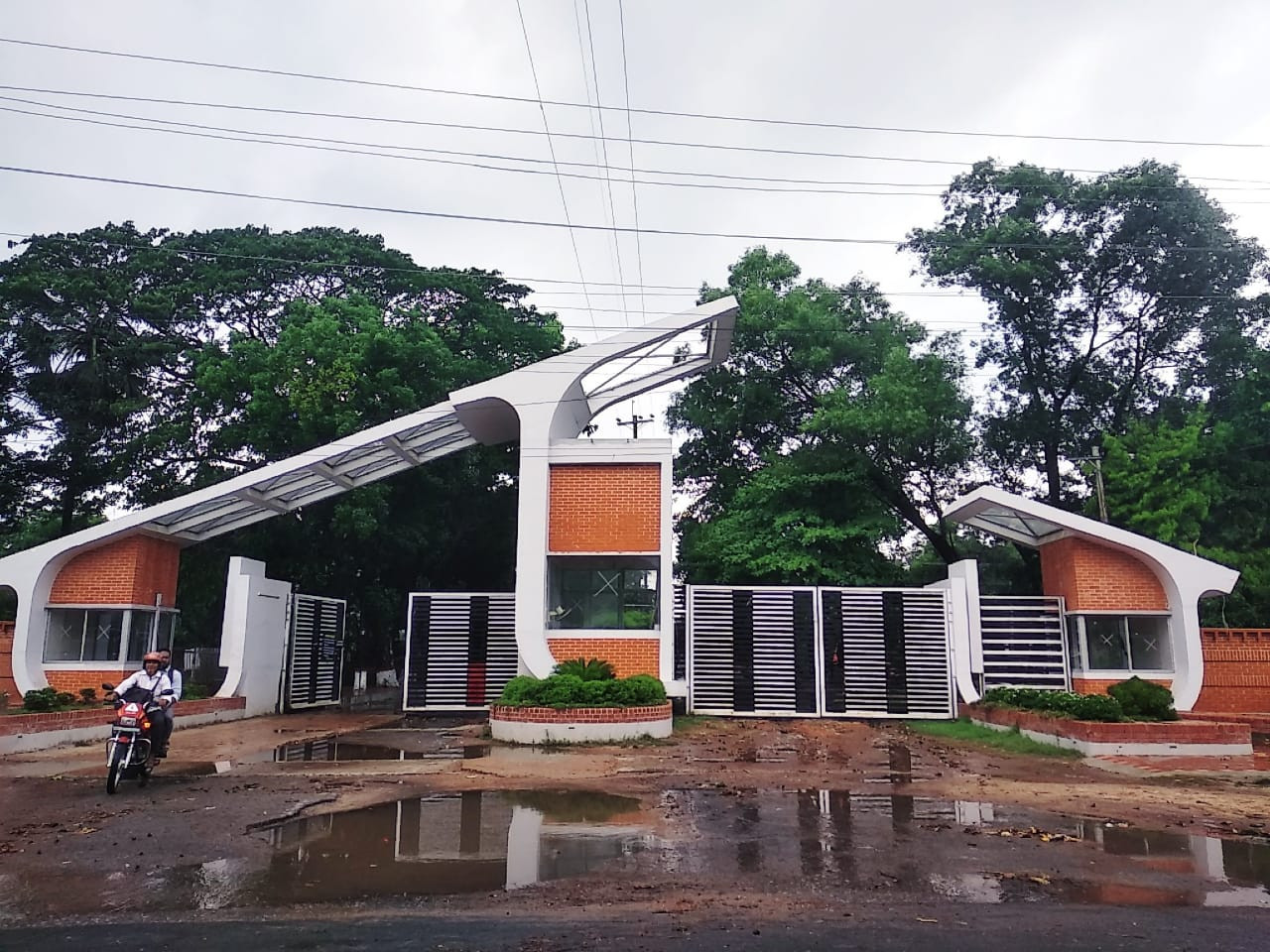 চুয়েটে এক লাফে চারগুণ বেড়েছে স্নাতকোত্তর ভর্তি ফিঃ শিক্ষার্থীদের ক্ষোভ