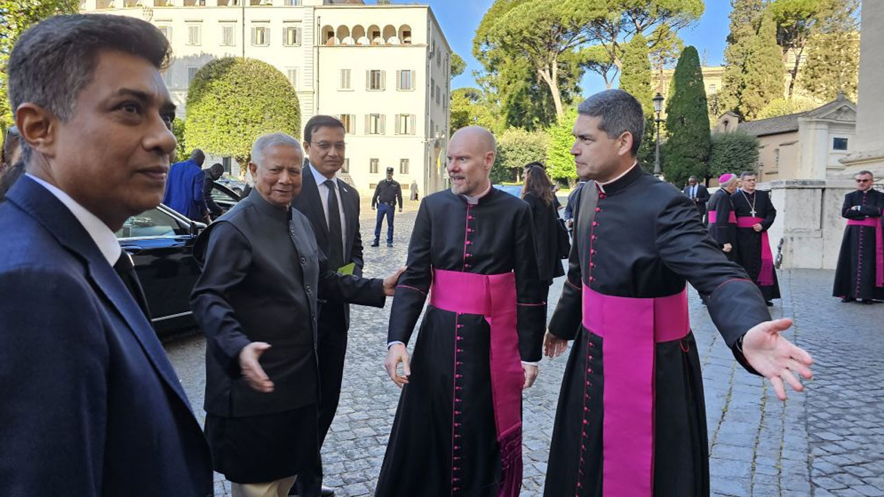 পোপের অন্ত্যেষ্টিক্রিয়া : যোগ দিয়েছেন প্রধান উপদেষ্টা