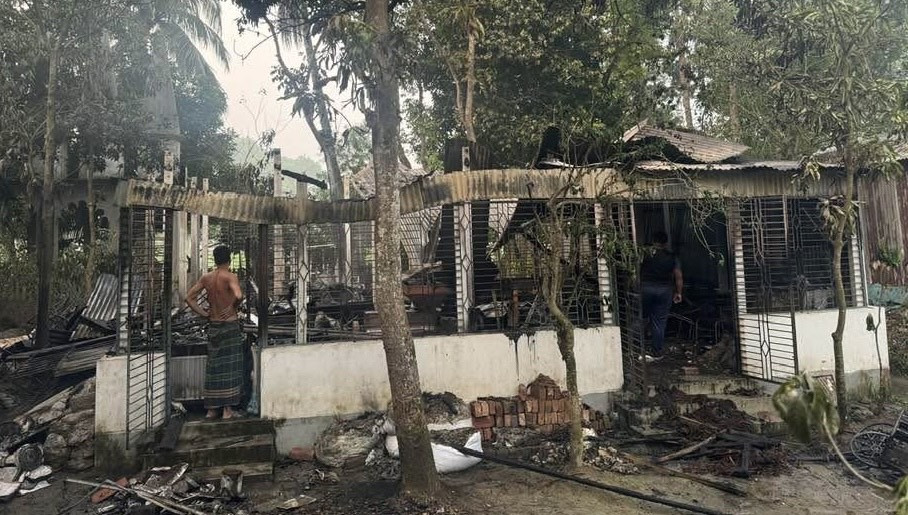 মানিকগঞ্জে চিত্রশিল্পীর বাড়িতে আগুন