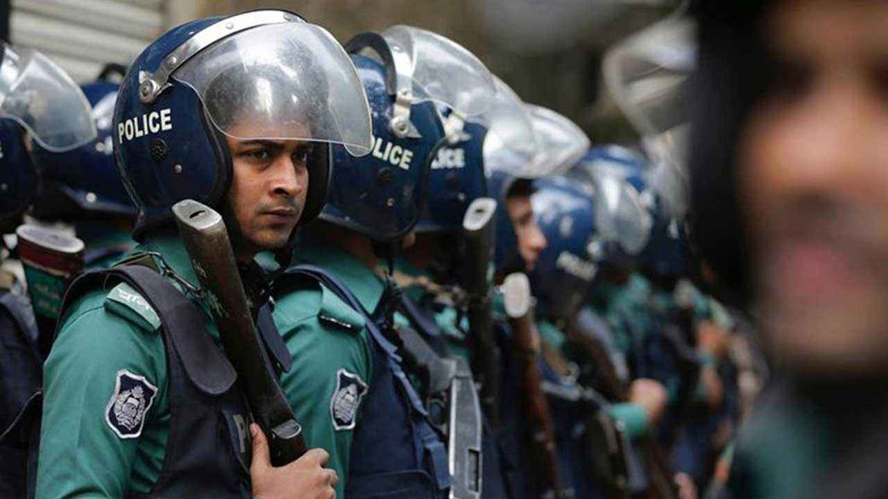 নির্ধারিত সময়ে কাজে যোগ না দিলে পুলিশ সদস্যদের পলাতক ঘোষণা