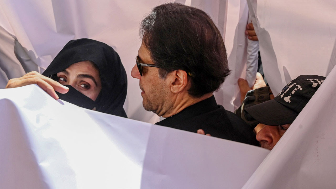 পাকিস্তান : ইমরান-বুশরার বিরুদ্ধে জামিন-অযোগ্য গ্রেপ্তারি পরোয়ানা