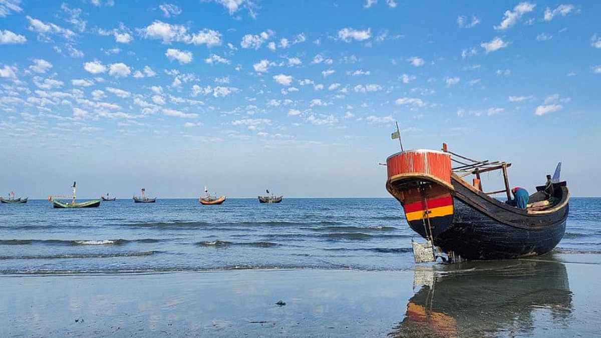 মালয়েশিয়া যাওয়ার পথে ট্রলারডুবি, টেকনাফে ৯ মরদেহ উদ্ধার