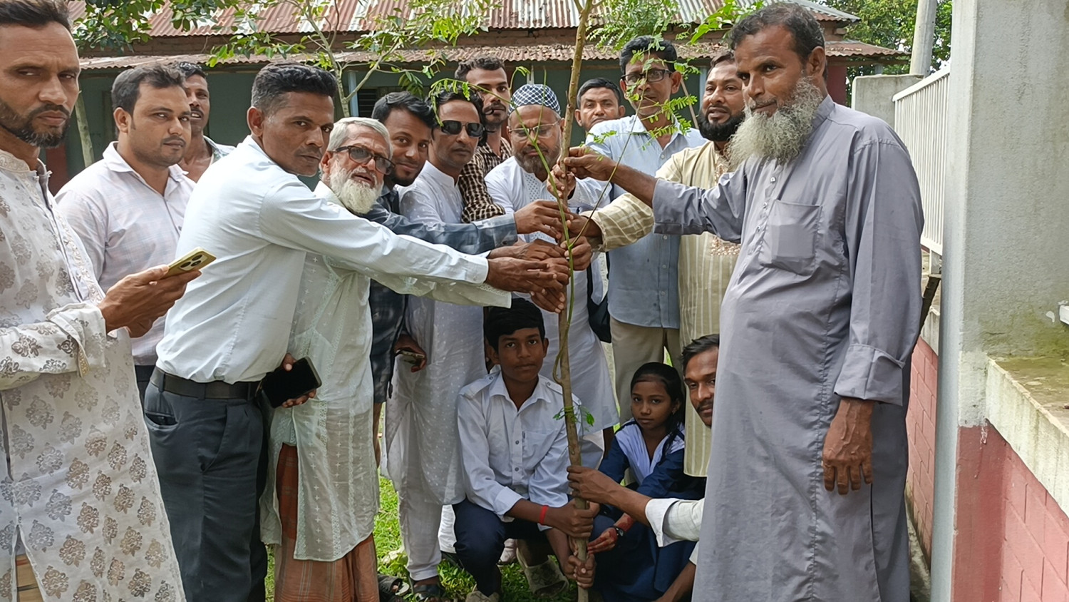 রায়গঞ্জে করতোয়া উচ্চবিদ্যালয়ে বৃক্ষ রোপন ও সততা ষ্টোর উদ্বোধন