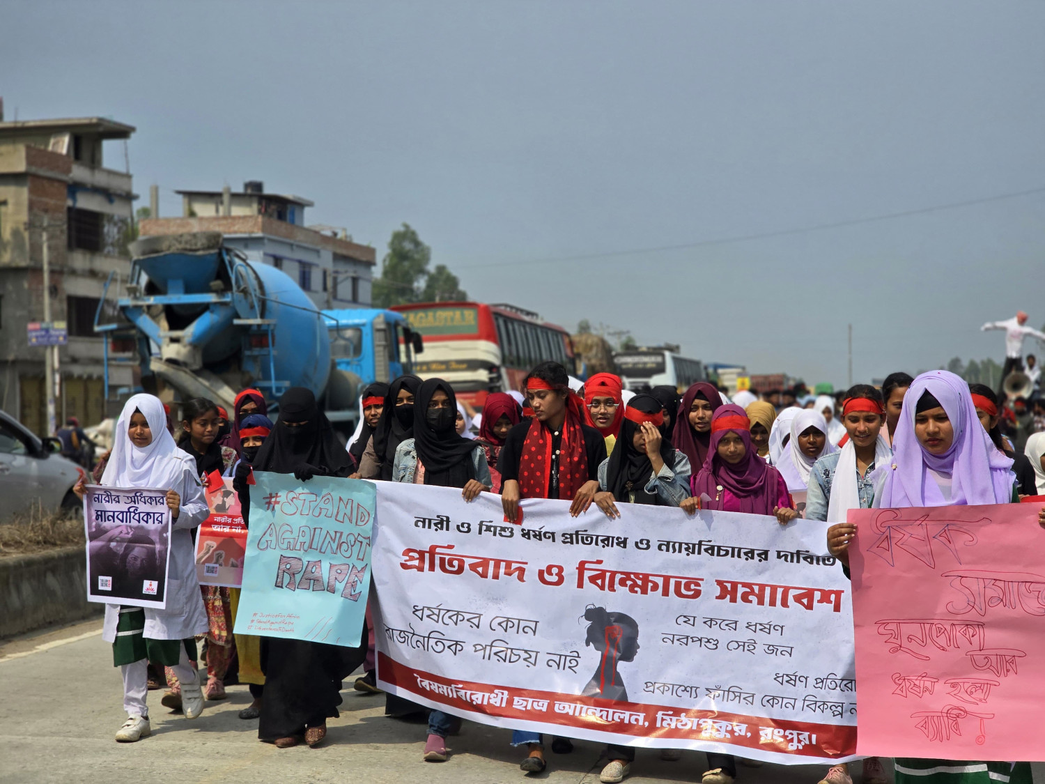 শহীদ দিবসে ফুল তুলতে গিয়ে শিশু ধর্ষককে গ্রেফতার করতে বিক্ষোভ মিছিল ও মহাসড়ক অবরোধ