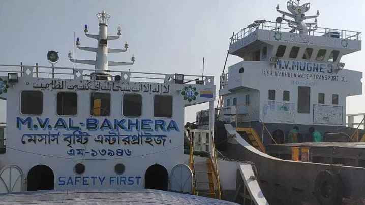 চাঁদপুরে মালবাহী জাহাজ থেকে ৫ জনের মরদেহ উদ্ধার