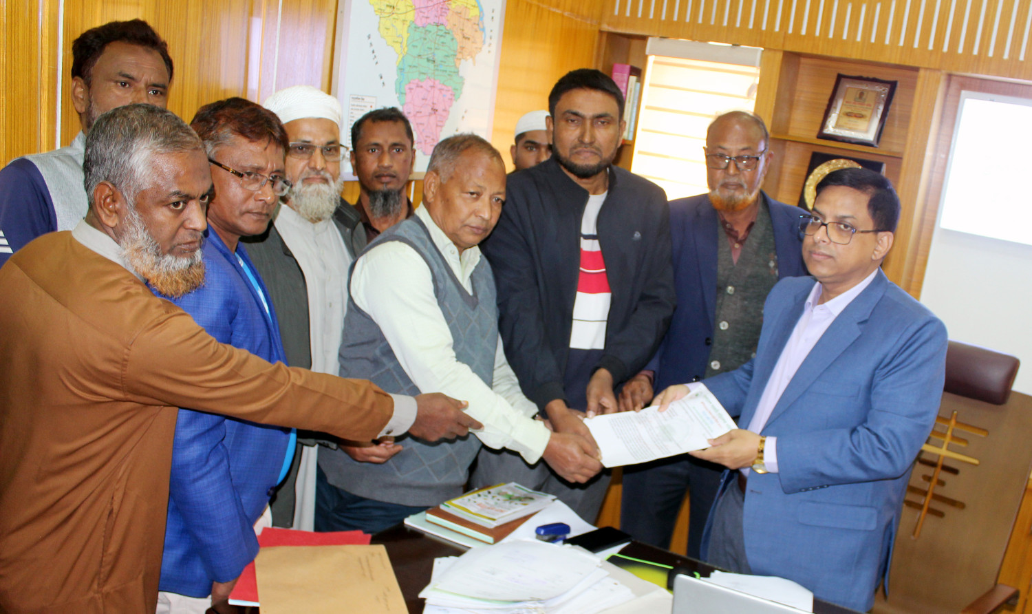 রংপুরে ৯ দফা দাবীতে সরকারী গাড়ি চালকদের স্মারকলিপি প্রদান