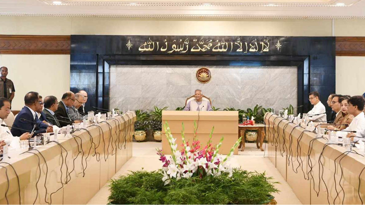 সচিবদের সঙ্গে প্রথম বৈঠকে বসেছেন প্রধান উপদেষ্টা