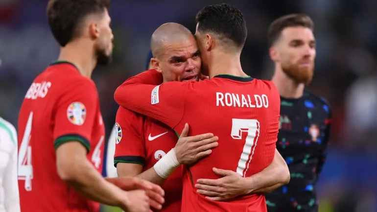 ফুটবলকে বিদায় জানালেন পর্তুগীজ কিংবদন্তি