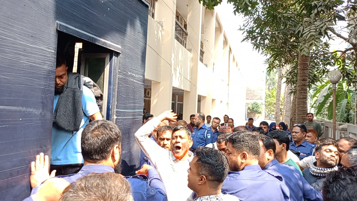 নড়াইলে আদালত চত্বরে জয়বাংলা স্লোগান আওয়ামী লীগ ও সহযোগী সংগঠনের ৩৫ নেতাকর্মীকে কারাগারে