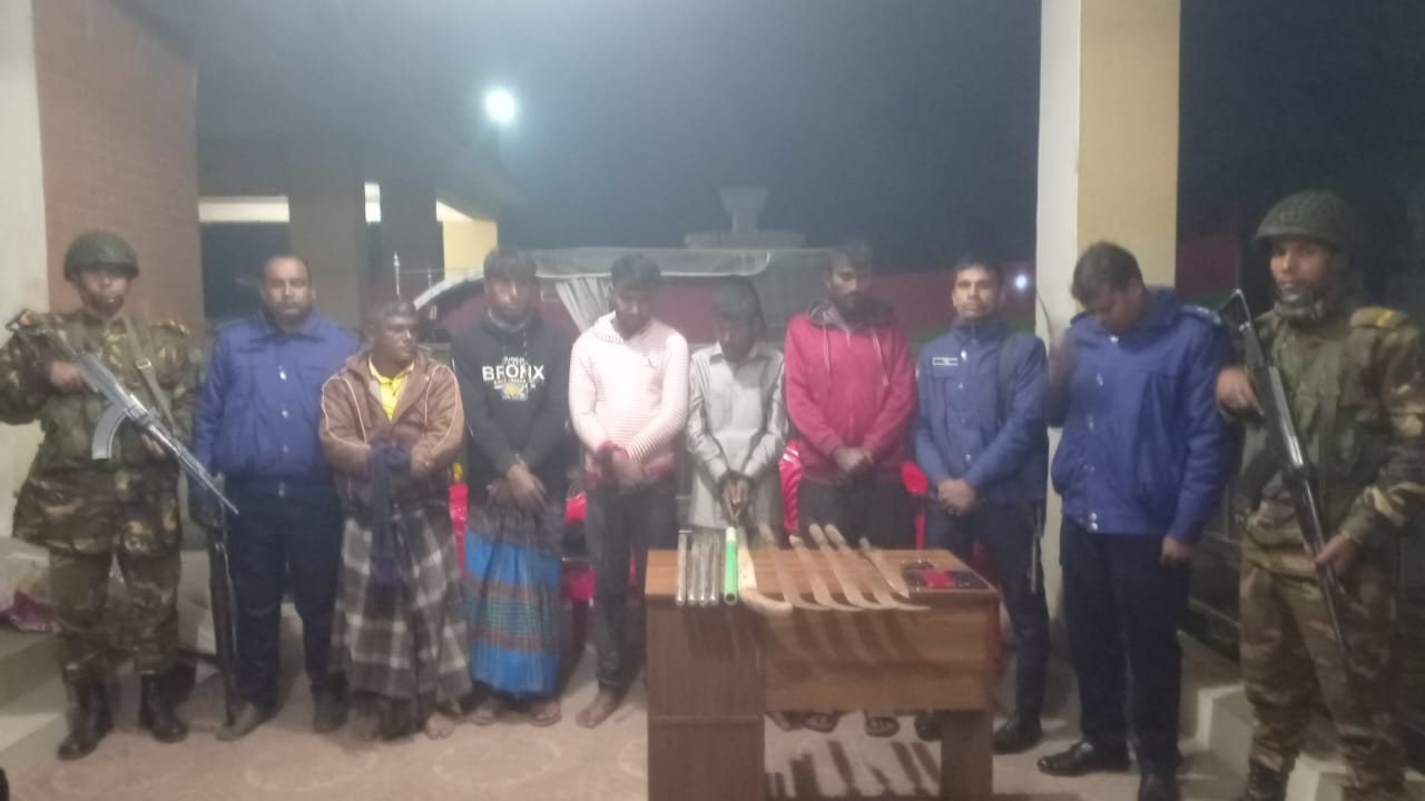 কাজিপুরে আধিপত্য বিস্তারকে কেন্দ্র করে মারামারি- দেশীয় অস্ত্রসহ আটক ৫