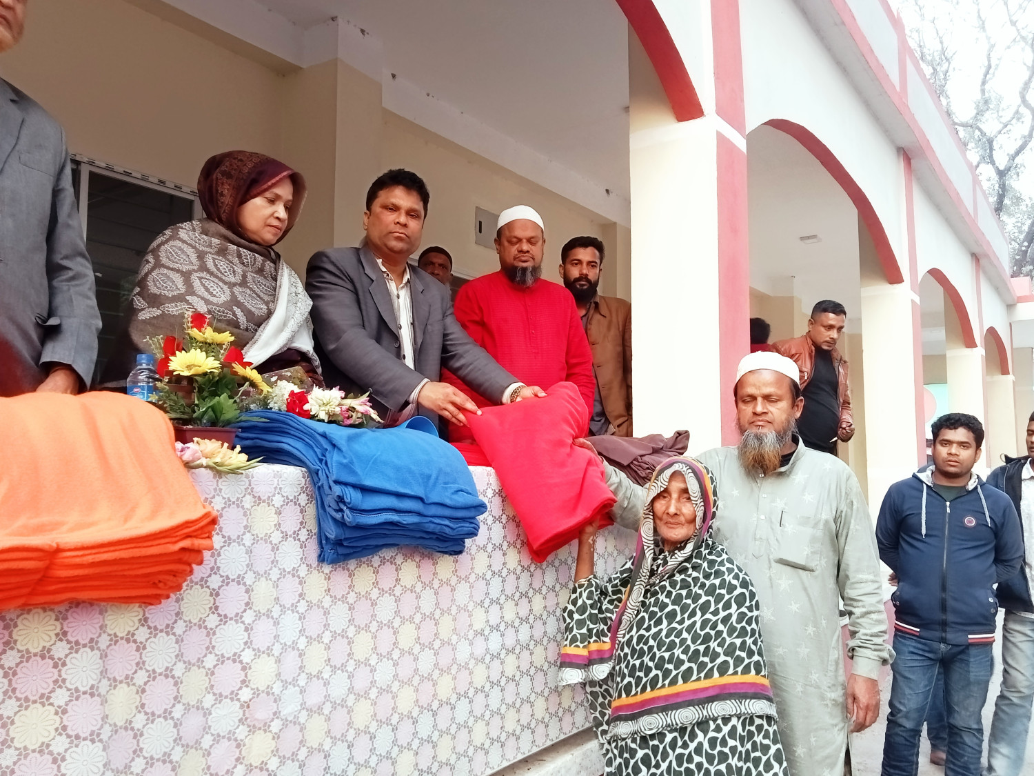 মিঠাপুকুরে বিএনপির নেতা আলহাজ্ব আব্দুর রহিমের সহায়তায় কম্বল বিতরণ