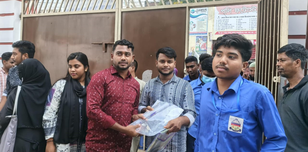 সিরাজগঞ্জে উচ্চ মাধ্যমিক সার্টিফিকেট ও সমমান পরীক্ষার্থীদের মাঝে পরীক্ষা উপকরণ বিতরণ