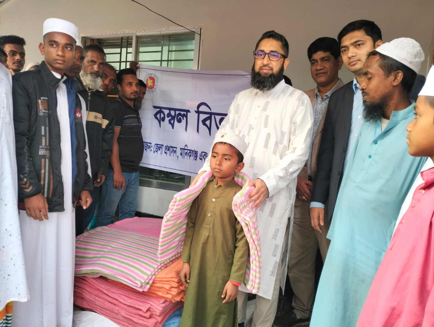 দৌলতপুরে মাদ্রাসা শিক্ষার্থীদের মাঝে কম্বল বিতরণ করলেন ডিসি মনোয়ার হোসেন মোল্লা