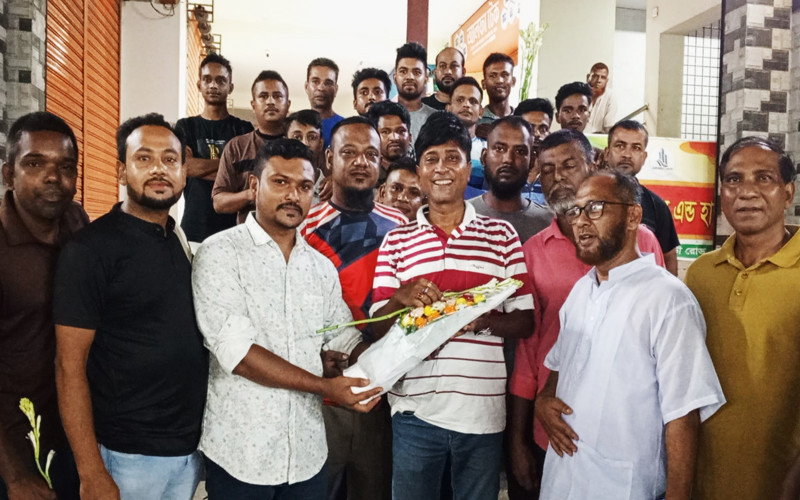 কর্মস্থলে ফেরায় বগুড়ার ফুলবাড়ী পুলিশ ফাঁড়ির ইনচার্জকে ফুলেল শুভেচ্ছা