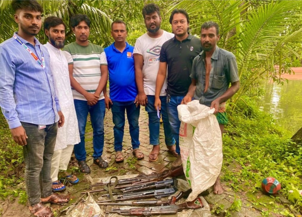 সাতক্ষীরার শ্যামনগর থানা থেকে লুট হওয়া ৬টি অস্ত্র ও গুলি উদ্ধার