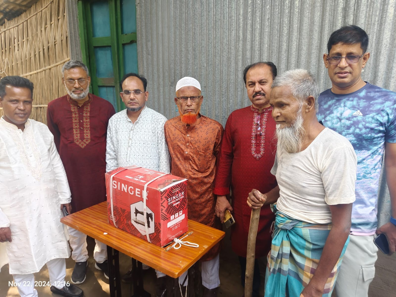 কাজিপুরে দৃষ্টি হারানো নীলুফা পেলেন ভয়েস অব কাজিপুরের সেলাই মেশিন