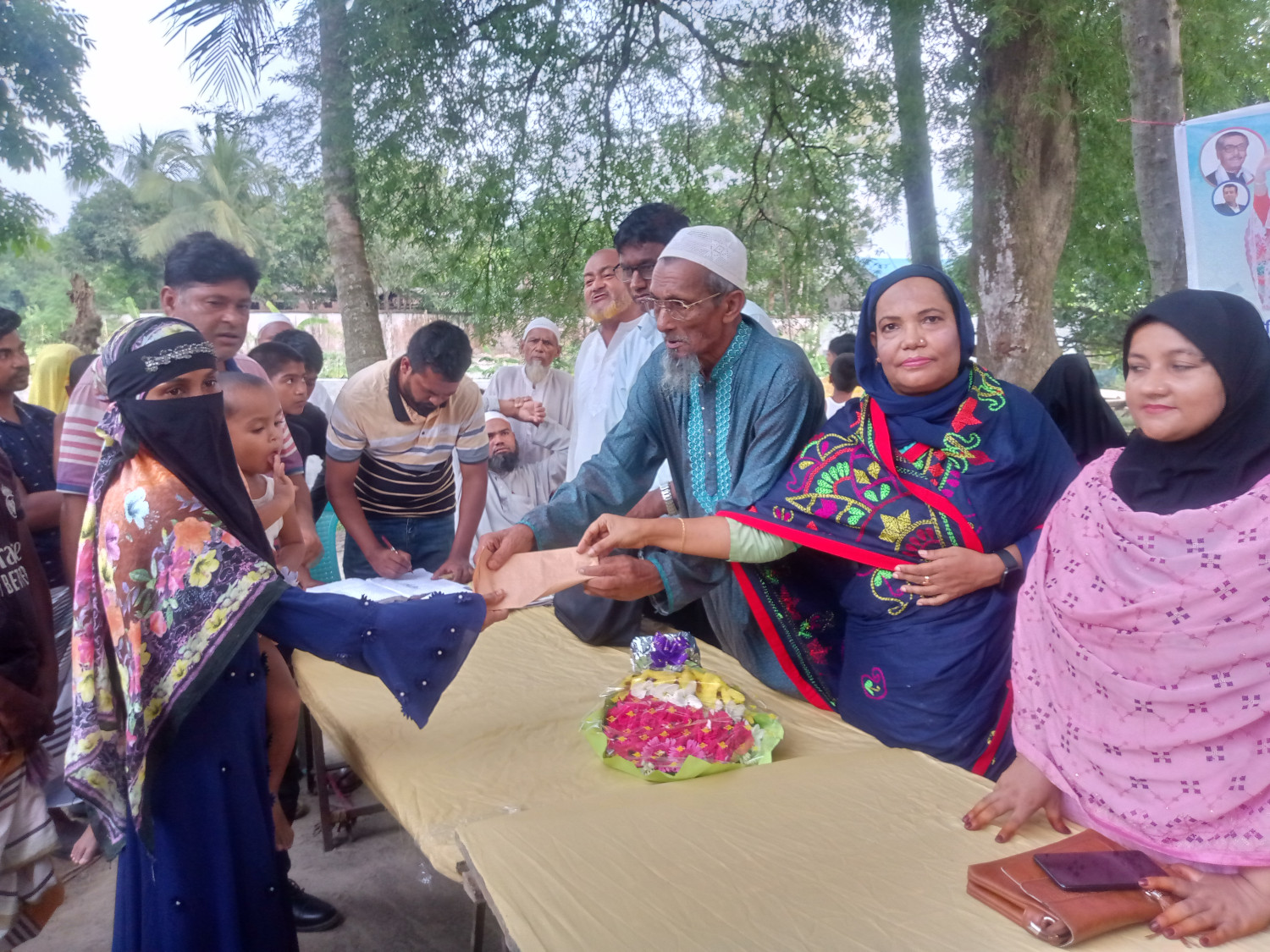 প্রধানমন্ত্রীর দেওয়া আর্থিক সহায়তা অসহায়দের মাঝে পৌঁছে দিলেন এমপি রোজী