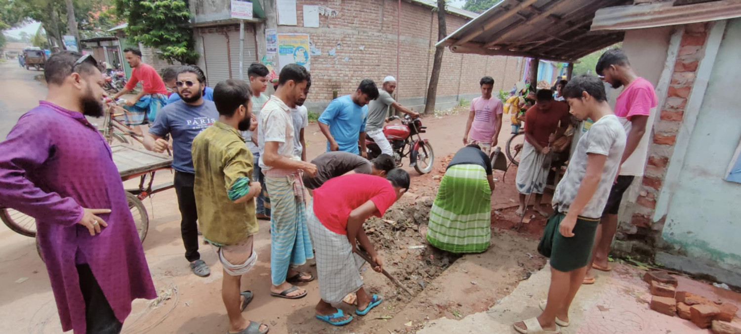 গুরুদাসপুরে জনদুর্ভোগ লাঘবে সংস্কার কাজে যুবদল